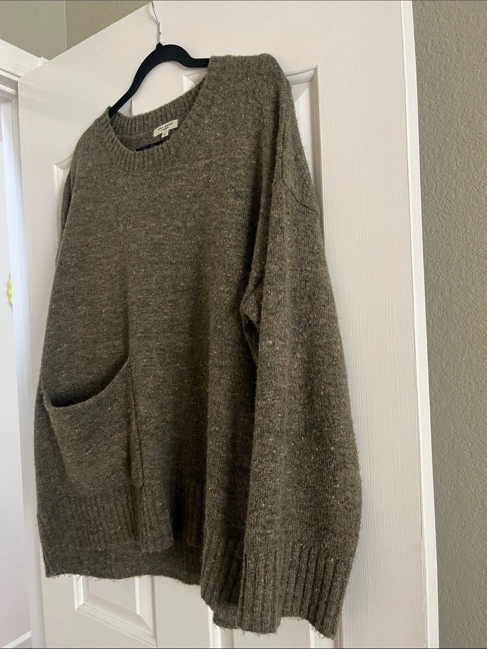Max Studio Olive Green Heather Crewneck Sweater with Front Pocket